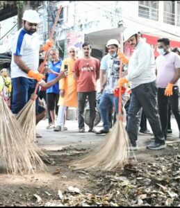 प्रधानमंत्री जी के सेवा संकल्प अभियान के अंतर्गत आज कानपुर शहर के माननीय सांसद रमेश अवस्थी जी और रायपुरवा मंडल अध्यक्ष अनंत मिश्रा जी द्वारा स्वच्छता अभियान चलाया गया MD NEWS बहुआयामी समाचार रोहित गिहार सहायक ब्यूरो प्रमुख कानपुर नगर
