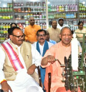 लखनऊ : गांधी जयंती पर खादी आश्रम में चरखा चलाकर CM योगी ने दिया स्वदेशी का संदेश।                         रिपोर्टर= रवि कुमार भट्ट वॉइस ब्यूरो चीफ (लखनऊ)।         MD NEWS बहुआयामी समाचार (लखनऊ)
