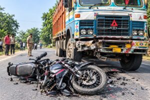 ट्रक और बाइक की भीषण टक्कर, दो लोगों की मौत
