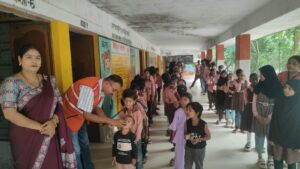 डेंगू से बचाव को 317 बच्चों को बांटी होम्योपैथिक औषधि