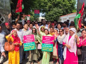 झांसी में SIR के मुद्दे को लेकर समाजवादी पार्टी का प्रदर्शन, जिलाधिकारी को सौंपा ज्ञापन