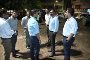 रात्रिकालीन निरीक्षण में स्वच्छता एवं निर्माण कार्यों की गुणवत्ता पर दिए निर्देशए मडी न्यूज महिला मंडल ब्यूरों कानपुर- शिवांगिनी अग्रवाल