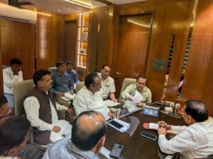 कानपुर नगर के सांसद रमेश अवस्थी ने जनसमस्याओं का समाधान एवं क्षेत्र का विकास मेरी प्राथमिकता समीक्षा बैठक की।                              रिपोर्ट रोहित गिहार सहायक ब्यूरो प्रमुख कानपुर।          MD NEWS बहुआयामी समाचार