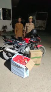 महराजगंज भारत नेपाल सीमा पर 30 हजार की चॉकलेट बरामद, नेपाली बाइक भी जब्त