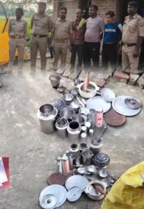 16 साल से फरार आरोपी के घर कुर्की! थरिया, लोटा, गिलास और चौका-बेलन समेत 22 सामान जब्त।रिपोर्टर कौशल थाना मनकापुर जिला गोंडा