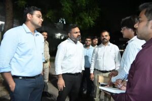 रात्रिकालीन निरीक्षण में सड़को गढ्ढे देख कर नाराज हुए जिलाधिकारी