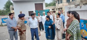 सखी वन स्टॉप सेंटर का डीएम ने किया निरीक्षण, पीड़ित बालिकाओं से जाना हाल-चाल