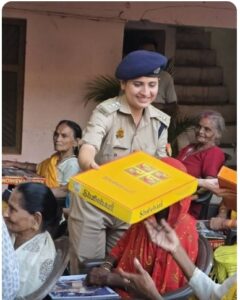 वृद्धाश्रम पहुंचे कोतवाली पुलिस के अधिकारी बुजुर्गों को बांटे फल और कपड़े रिपोर्ट पवन कुमार लखीमपुर तहसील
