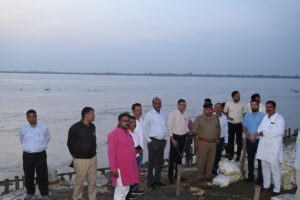 अयोध्या: मां दुर्गा की प्रतिमा विसर्जन के लिए निर्मली कुंड पर 125 मीटर लंबा प्लेटफॉर्म, अधिकारियों ने किया औचक निरीक्षण