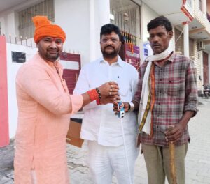 सेवा और मानवता की मिसाल बने डंपी तिवारी बाबा, मुन्ना लाल चौहान को निःशुल्क भेंट की सेंसरयुक्त छड़ी