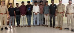 कानपुर नगर में सार्वजनिक स्थान पर जुआ खेलते 8 अभियुक्त गिरफ्तार, ताश के पत्ते और नकदी बरामद