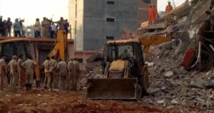 बुलंदशहर में आधी रात बड़ा हादसा: छतारी कस्बे में निर्माणाधीन मकान भरभराकर ढहा, इलाके में मची अफरा-तफरी,