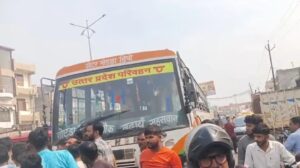 सहसवान में बीच सड़क पर भिड़े दो रोडवेज बसों के चालक, अकबराबाद चौराहे पर मचा हड़कंप; चारों तरफ लगा जाम।