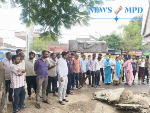 कानपुर के कल्याणपुर के नई शिवली रोड के निर्माण में धांधली का आरोप, पार्षद पति ने किया जमकर हंगामा