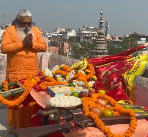 ध्वज नहीं, सनातन की विजय का उद्घोष है: काशी अन्नपूर्णा मठ से राष्ट्र के नाम शांति-वीरता का संदेश – महंत शंकरपुरी