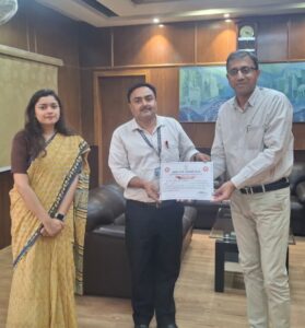 रेलवन ऐप के प्रचार-प्रसार में उत्कृष्ट कार्य करने वाले वाणिज्य अधीक्षकों को मंडल रेल प्रबंधक ने किया सम्मानित